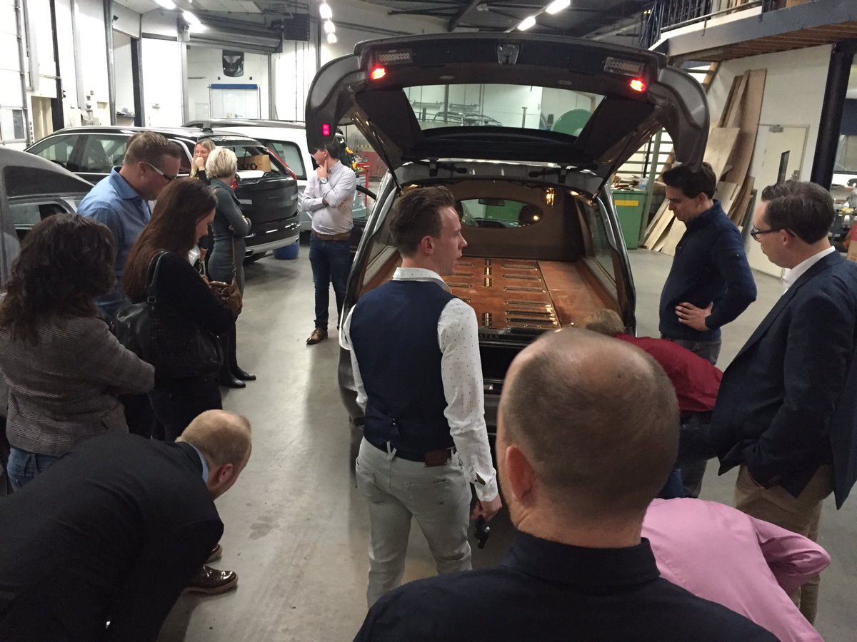 JCIOAchterhoek's tweet photo. Vanavond een boeiend kijkje in de keuken van Huiskamp, de Achterhoekse makers van exclusieve rouwauto's. #vakmanschap #jci #bedrijfsbezoek https://t.co/F1ILdXU1qX