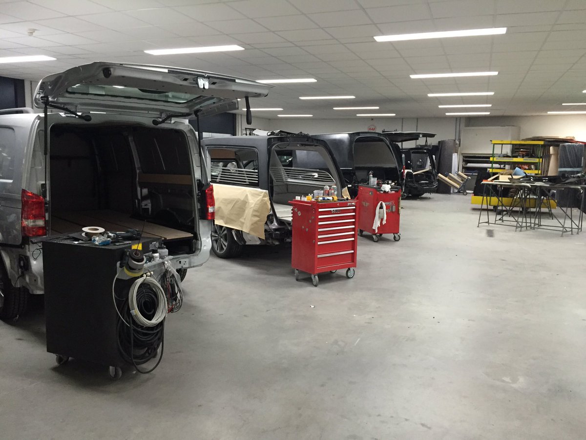 JCIOAchterhoek's tweet photo. Vanavond een boeiend kijkje in de keuken van Huiskamp, de Achterhoekse makers van exclusieve rouwauto's. #vakmanschap #jci #bedrijfsbezoek https://t.co/F1ILdXU1qX