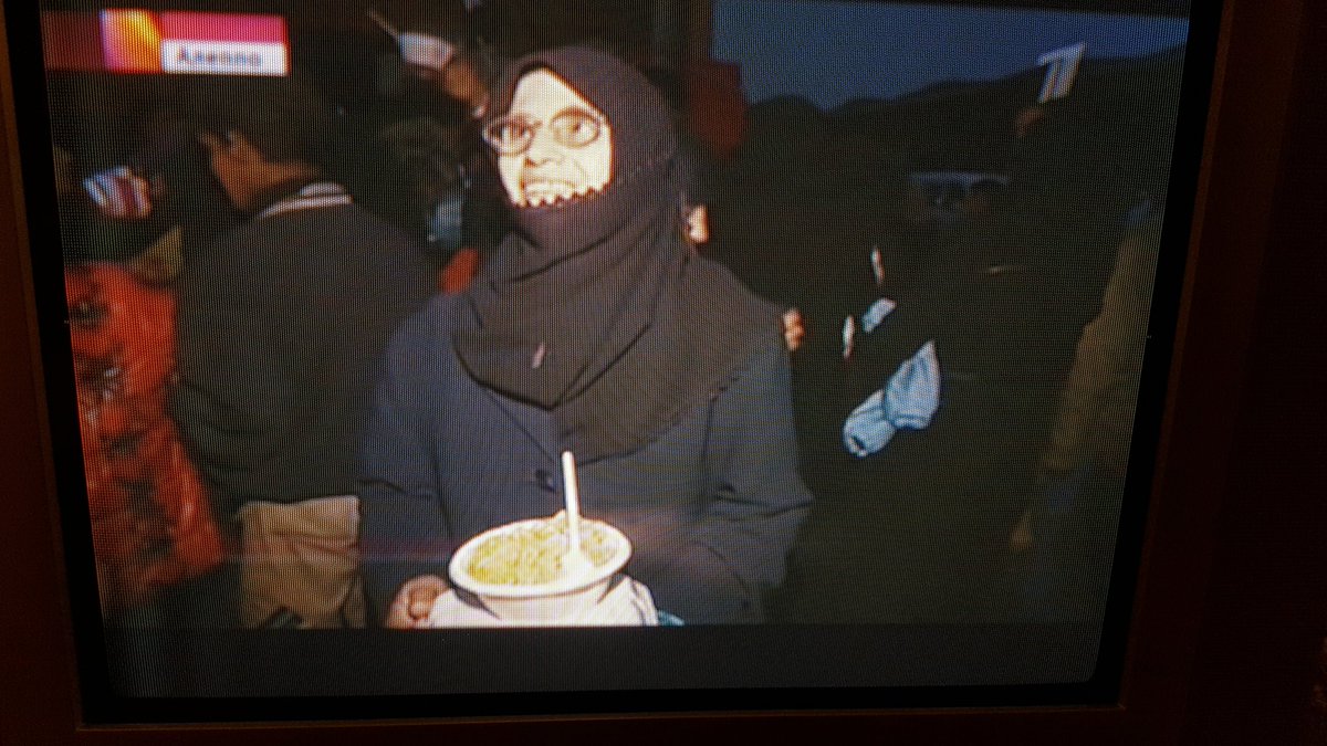 BlikopNOS's tweet photo. Russen bevrijden, redden en voeden de Syriers #Aleppo .  Deze beelden zult u nooit bij @NOS @RTLnieuws @obk @svhoorn zien. #Verboden #Omerta https://t.co/HdXUmxd2OI