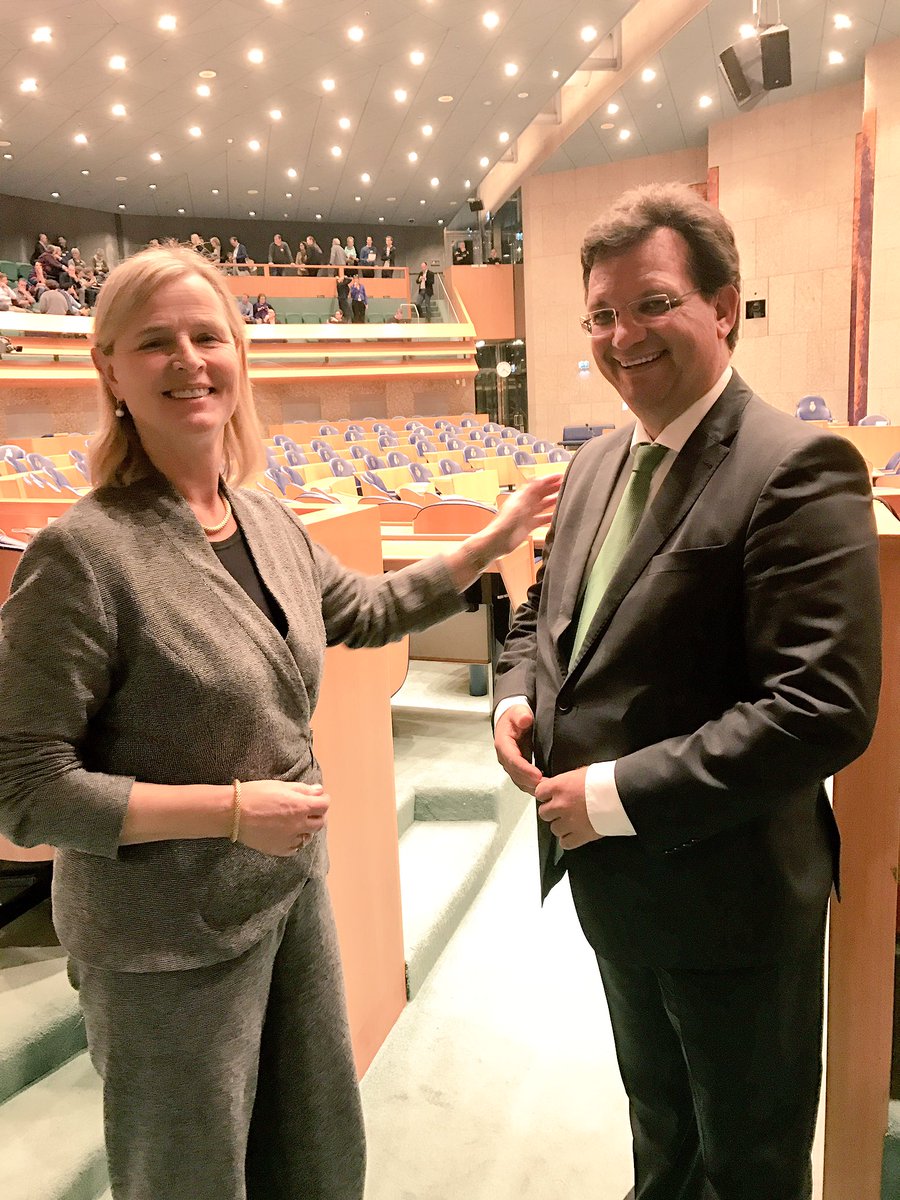 Veel succes gewenst aan collega <a href="/JacoGeurts/">Jaco Geurts</a> voorafgaand aan #debat #fosfaatwet in de Tweede Kamer! Volle tribune bezorgde melkveehouders.