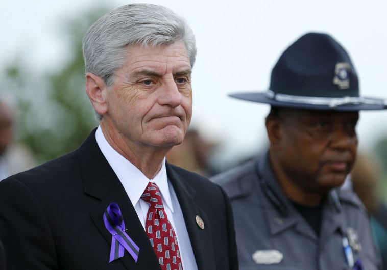 Jerusalem_Post's tweet photo. Mississippi Gov. to ‘JPost’: Trump will be great for Israel https://t.co/02Ga8nXIOW #USElection https://t.co/pUu2AALPku
