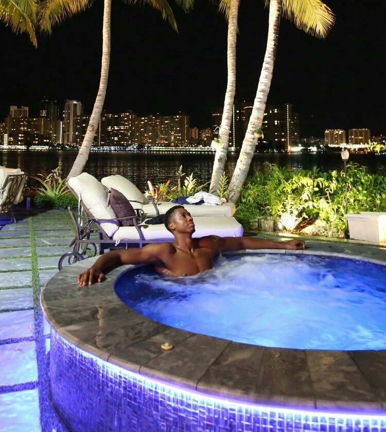 Lobo_Campestre's tweet image. La casa de hassan en Miami tela... ahora entendí porqué decidió renovar por 98 millones con el Heat 😂😂 #wallofwhiteside #agentblock