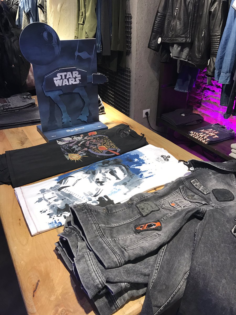 Frikimalismo's tweet photo. En la fiesta de @PepeJeans_es #OneJacket #StarWars https://t.co/vfqU2ngU9J