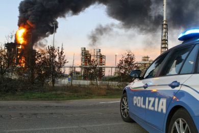 provinciapavese's tweet photo. #incendio #raffineria domani scuole chiuse a #Sannazzaro e #PievedelCairo, chiusa la strada per Pieve https://t.co/h4p4COo9Nv https://t.co/CjcPADJoKA