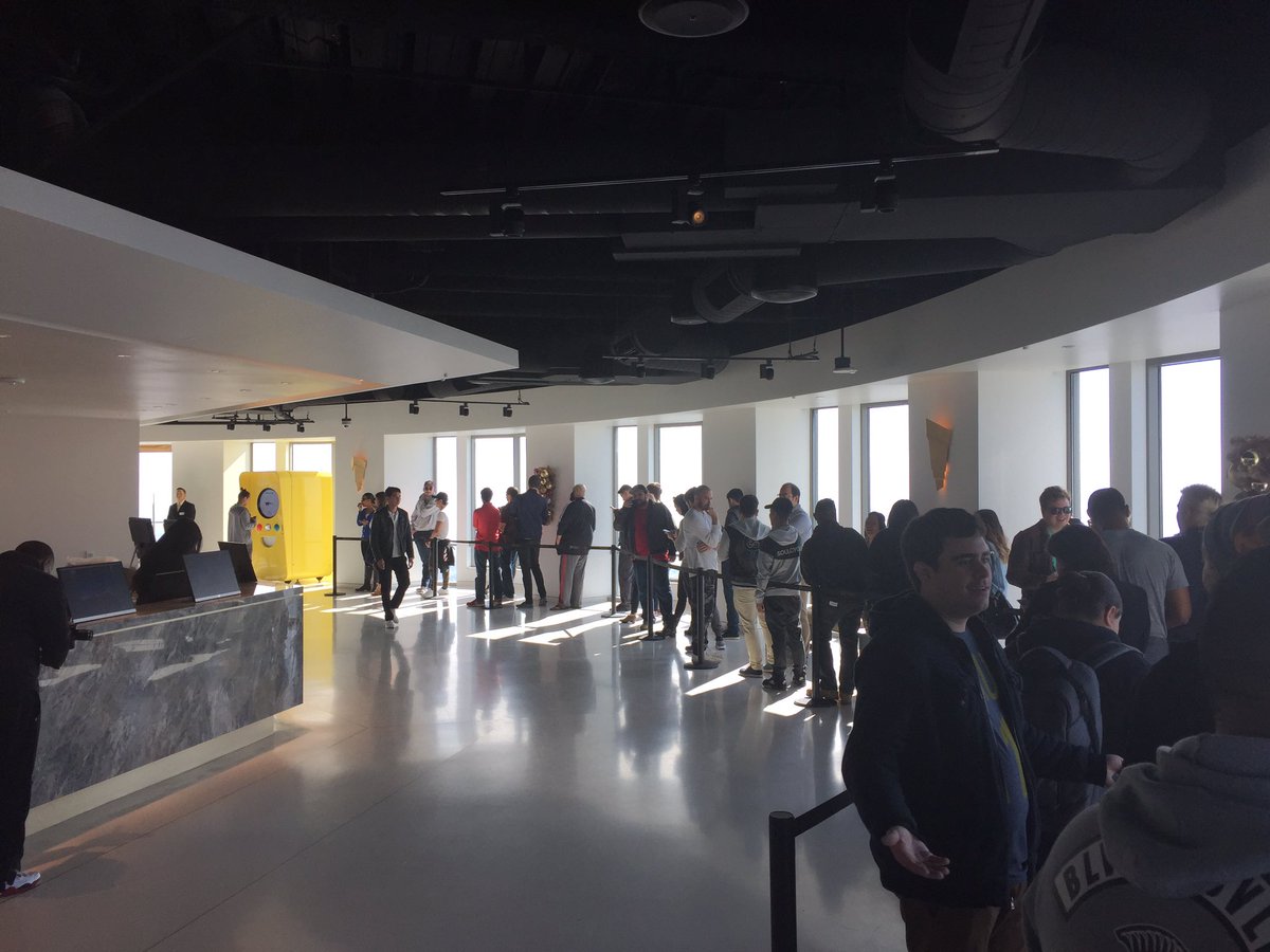 GeorgeSells's tweet photo. The rush is on for #spectacles in LA. @MANDTVR #SnapbotLocation https://t.co/0CLcrDNZDJ