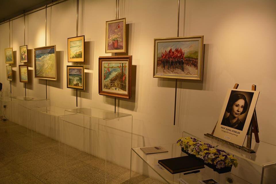 “Eserleriyle KK Zuhal” adını verdiğimiz sergide, geçtiğimiz Şubat ayında kaybettiğimiz Zuhal Köseler Hocamızı andık.