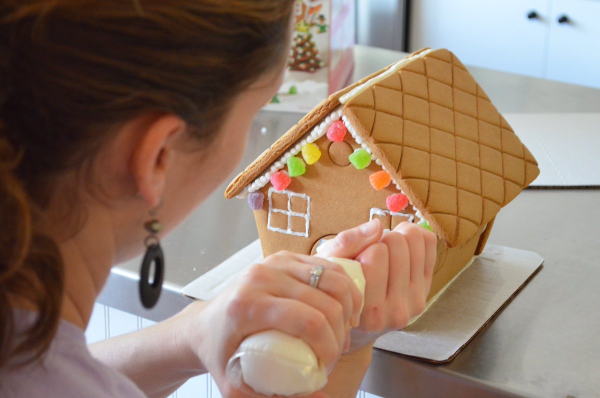 TallyCakeShop's tweet image. Happy #FirstDayOfWinter! Join us December 15th for our 5th Annual Gingerbread House Workshop. Call us for more details!