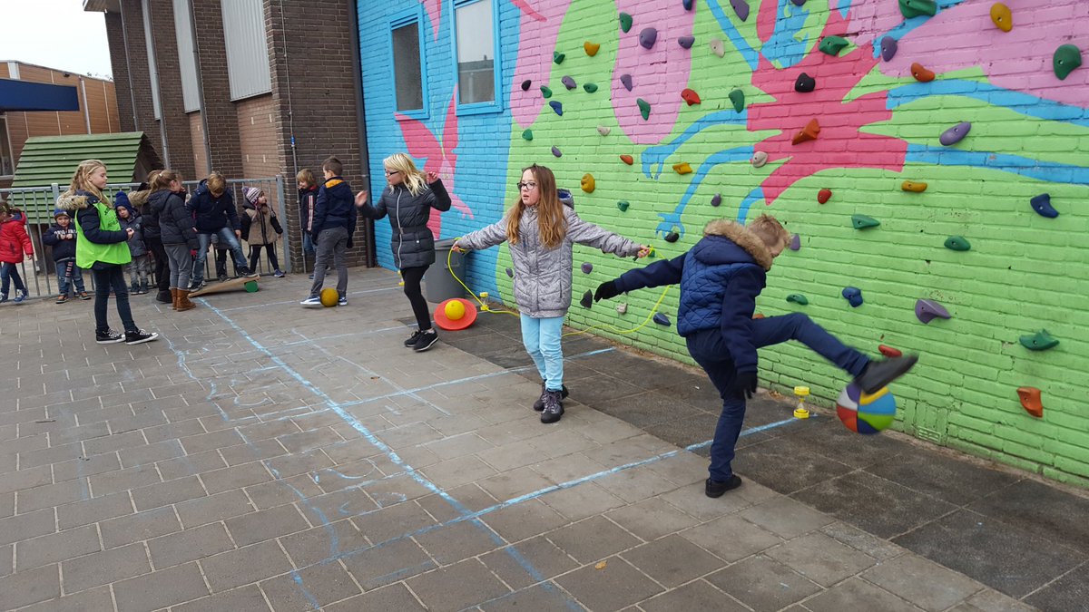 Allerlei spellen in blauw met nieuwe zandlopers! @BeweegWijs <a href="/KZSchool/">Kerst Zwartschool</a>