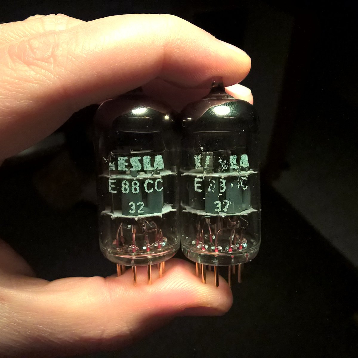 krzysiek_em's tweet photo. nie lubię Electro-Harmonixów. zamienię współczesne 6922 na Tesla #E88CC z epoki i zobaczymy jaka jest różnica ☺ https://t.co/L3vXE5t5Z8