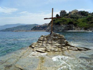 Cristo sia il fondamento della nostra vita, fissiamo le nostre fondamenta alla roccia della salvezza.