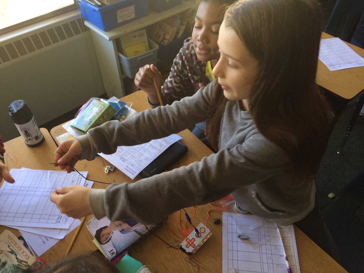 sorensen_acs's tweet photo. @mrbrown_acs  Ss #inquiry w #makeymakey about what materials conduct electricity #jones_acs https://t.co/4HGXVWHq8n