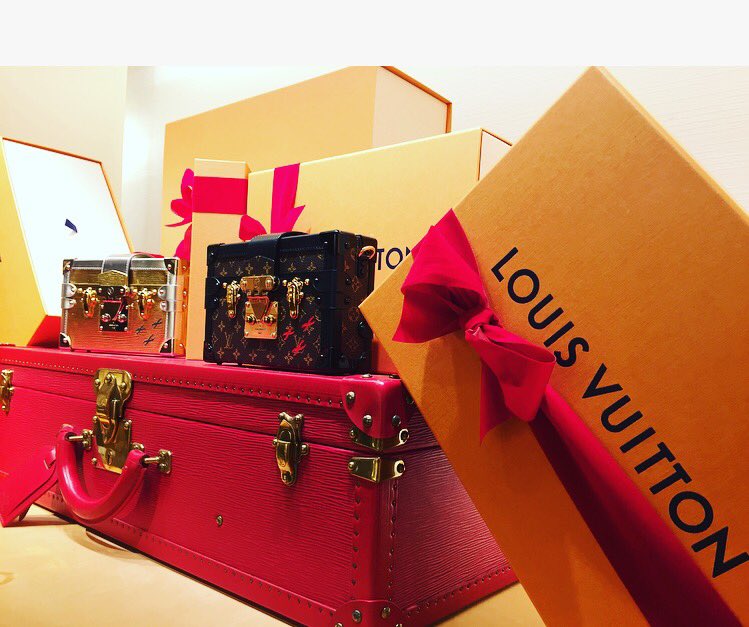 littlemisslouch's tweet photo. Christmas came early @LouisVuitton_ZA 🎁Festive has never looked so fabulous ❤️#LVChristmas @zebrasquare001 @Iamfomo @MrDavidBloch @msbwilson https://t.co/6OI4ie6hfM