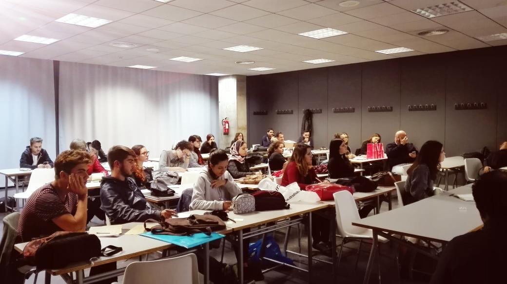 lucesdebarrio's tweet photo. Acercando miradas, dando voz, propiciando nuevos relatos de #Lucesdebarrio16 en 1° de Arquitectura d la @unisevilla https://t.co/YHq5YgitLE