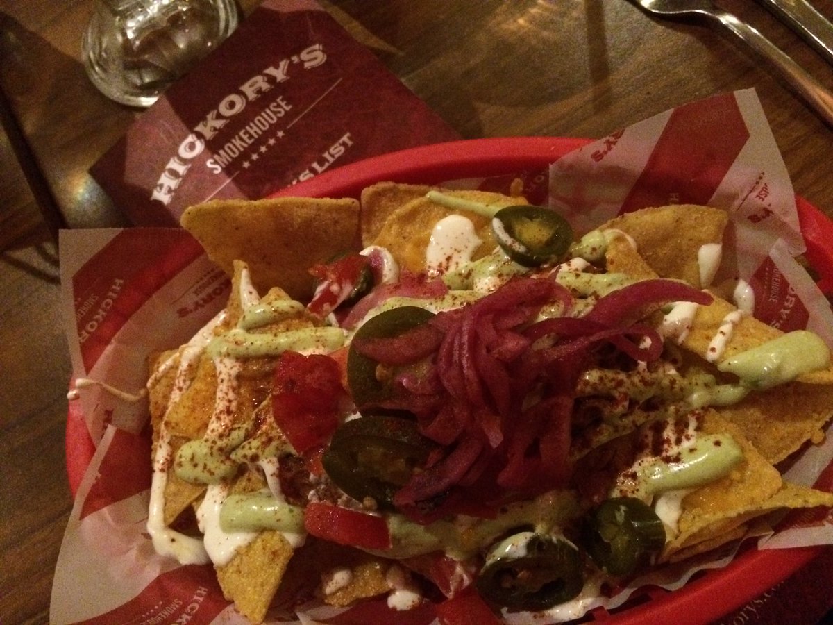 creativegareth's tweet photo. The start of something good @Hickorys_ Rhos with the gang #ChristmasFood #starter #nachos #starving #creativegareth https://t.co/v9vUbPZ1C7
