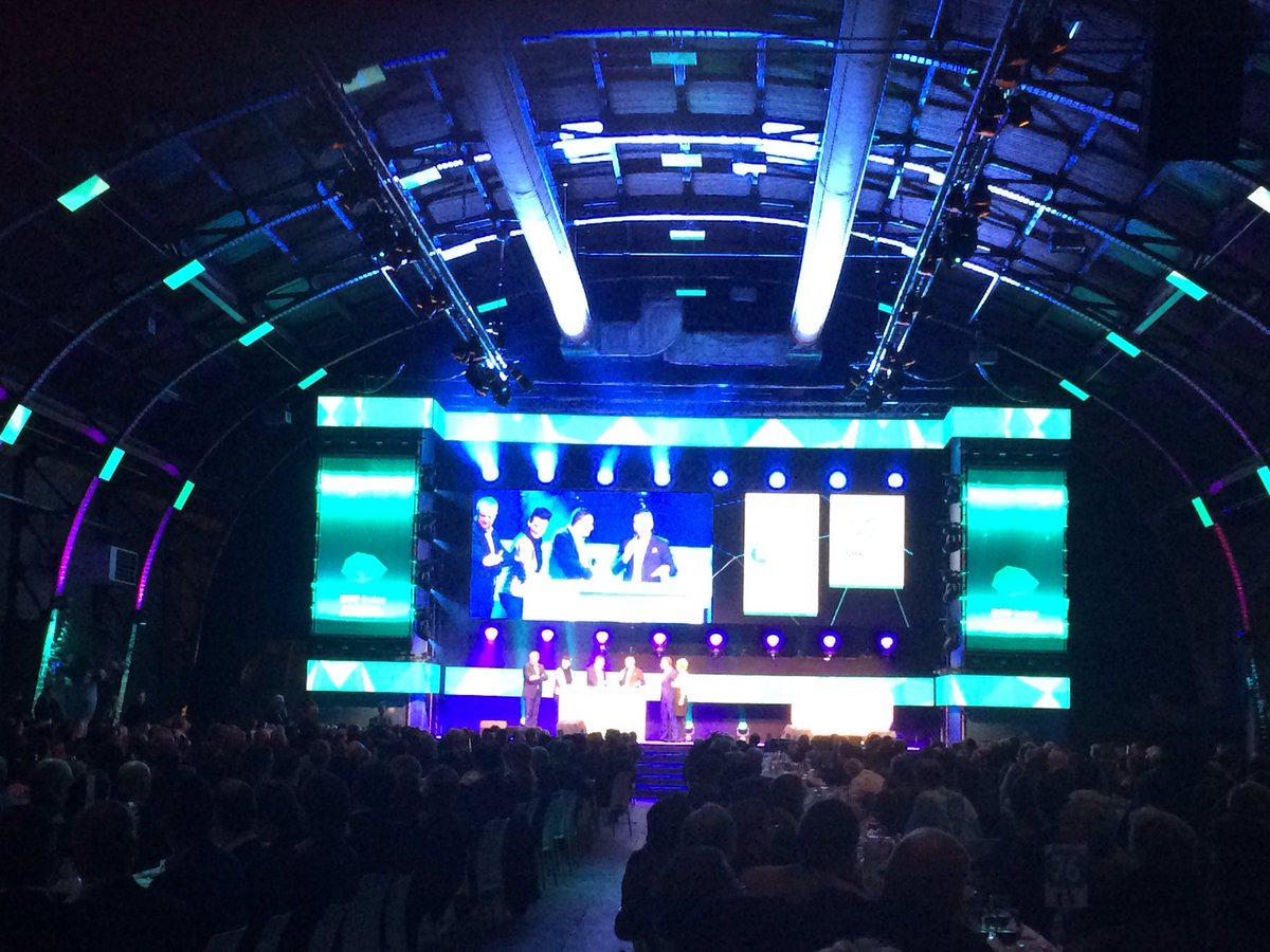 BOVTrofee's tweet photo. De finalisten op het podium, de spanning stijgt. Wie wordt de winnaar van de BOV-Trofee 2016?? #BOV2016 #innovatie #ondernemers #Koepelhal https://t.co/xJNhIbTgEn