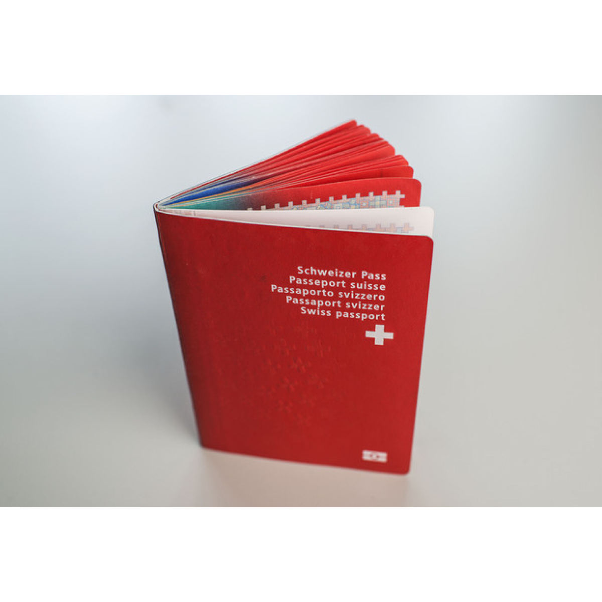PLR_VD's tweet photo. Par 220 voix pour, 4 contre et 2 abstentions, les délégués du #PLRVD recommandent de voter Oui à la naturalisation facilitée le 12 février. https://t.co/fdGhA2J2DC