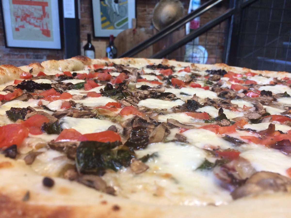 velopizzeria's tweet photo. Braised greens, mushrooms, tomato and fresh mozzarella #DailySlice #getsomepie #Velopizzeria #NapaValley https://t.co/GCFICEG5Jx