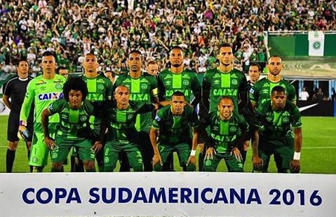 thisblackslum's tweet photo. OREMOS PELA NOSSA QUERIDA #CHAPECOENSE O BRASIL ESTA DE LUTO. 
 #RIP #FUTEBOL https://t.co/PibZaeLVnX