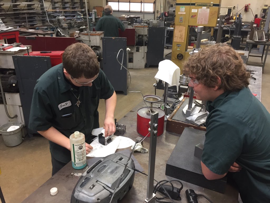 polariscareer's tweet photo. The future of manufacturing is BRIGHT at Polaris! @AWTRoboBots #PrecisionCNCMachining #PolarisMeansJobs https://t.co/DYEte8z1AA