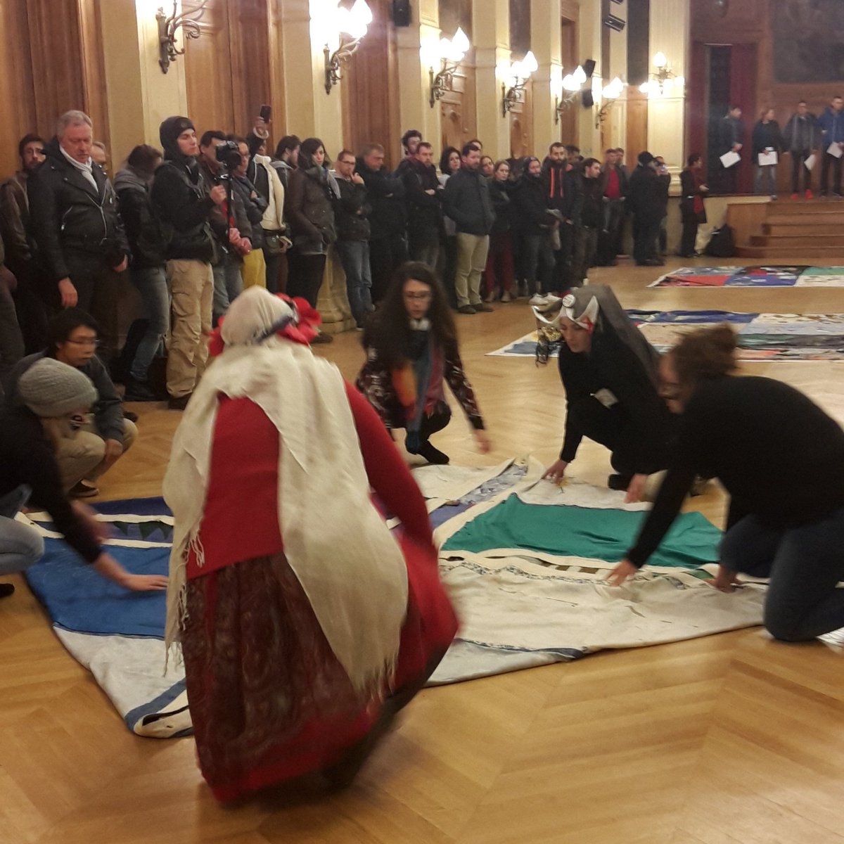 SolidariteSida's tweet photo. Cérémonie de déploiement du #PatchworkDesNoms en clôture de la marche de la Journée mondiale de lutte contre le sida. #JMS2016 https://t.co/U6D5dOoY5b