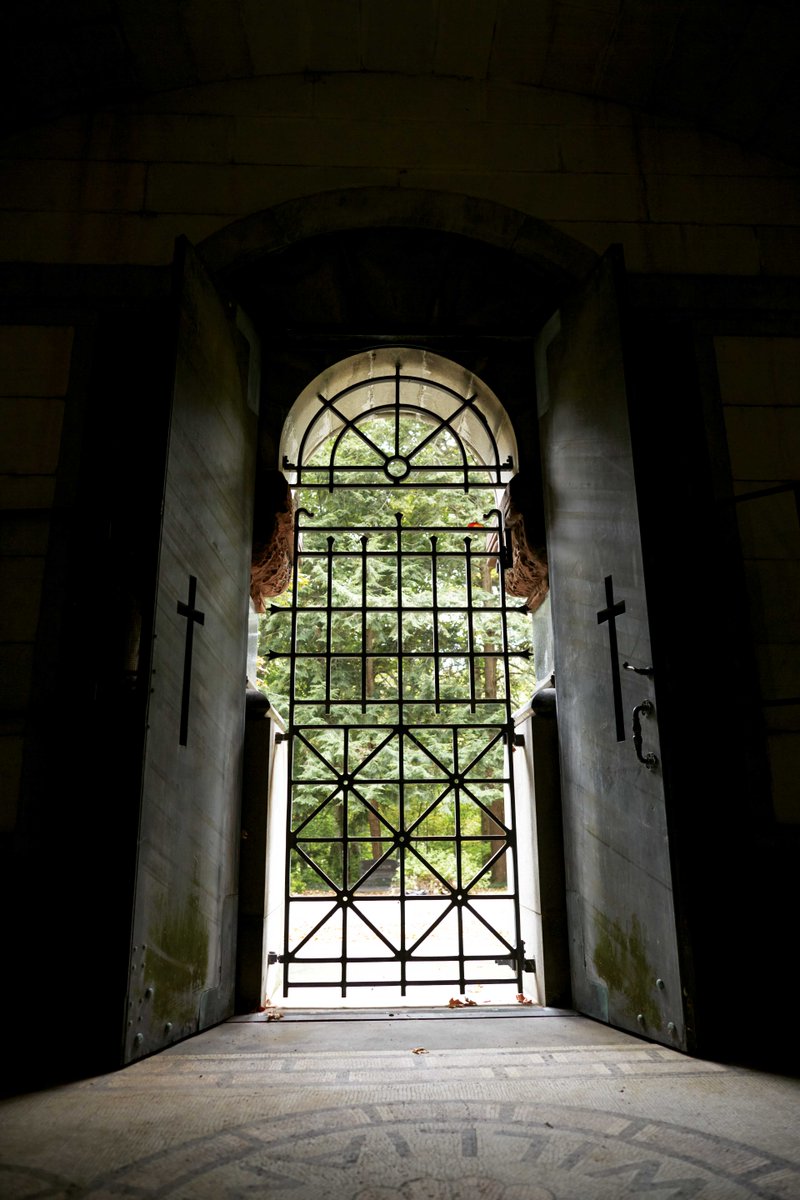 ClevelandMag's tweet photo. Go inside a rarely opened @lakeviewcem crypt. #hiddencle https://t.co/zCLVRVi5uK https://t.co/IWasxoFMll