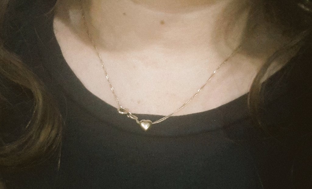 Pammm80's tweet photo. ¿Qué significaba el dije coincidiendo con el broche de la cadena? #highschoolissues #girly https://t.co/i3rmo9hEYm
