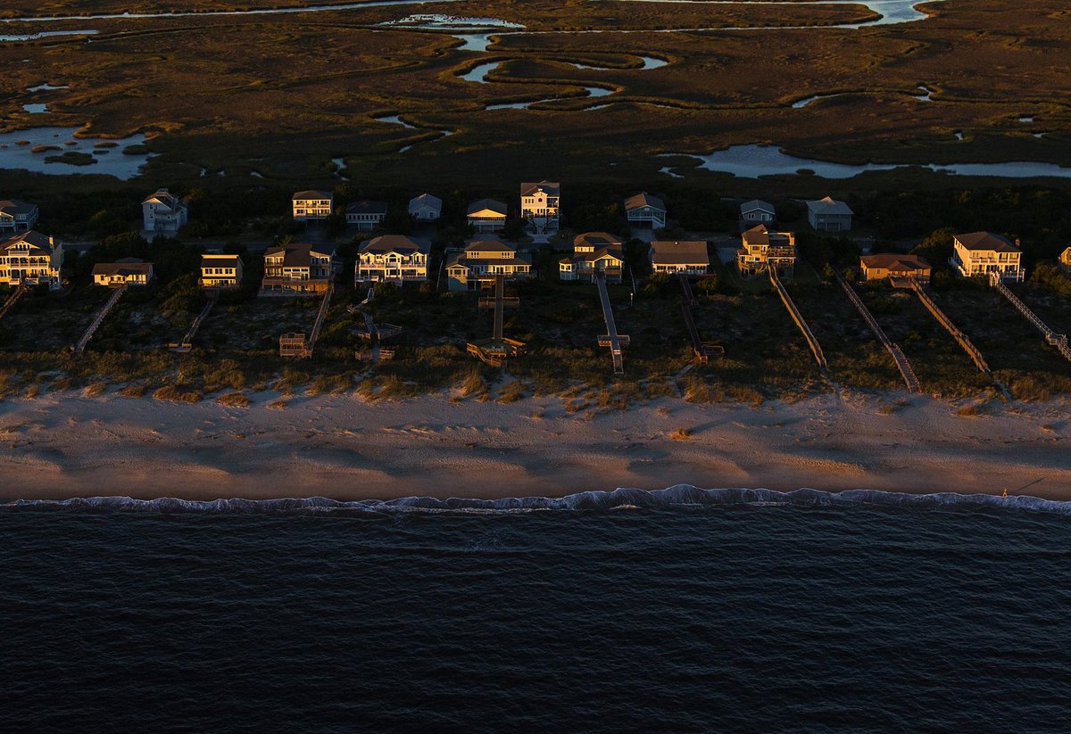 #RealEstateNews: Global warming is making potential #waterfront buyers fearful to invest near the coast seattletimes.com/nation-world/c…