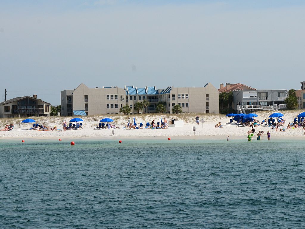 vacationcondoFL's tweet photo. Enjoy the emerald green and blue calm waters located at the east pass &amp; the hottest snorkeling in #Destin https://t.co/RwF5GYzTmS

#vacation https://t.co/bhWC6eKDFw