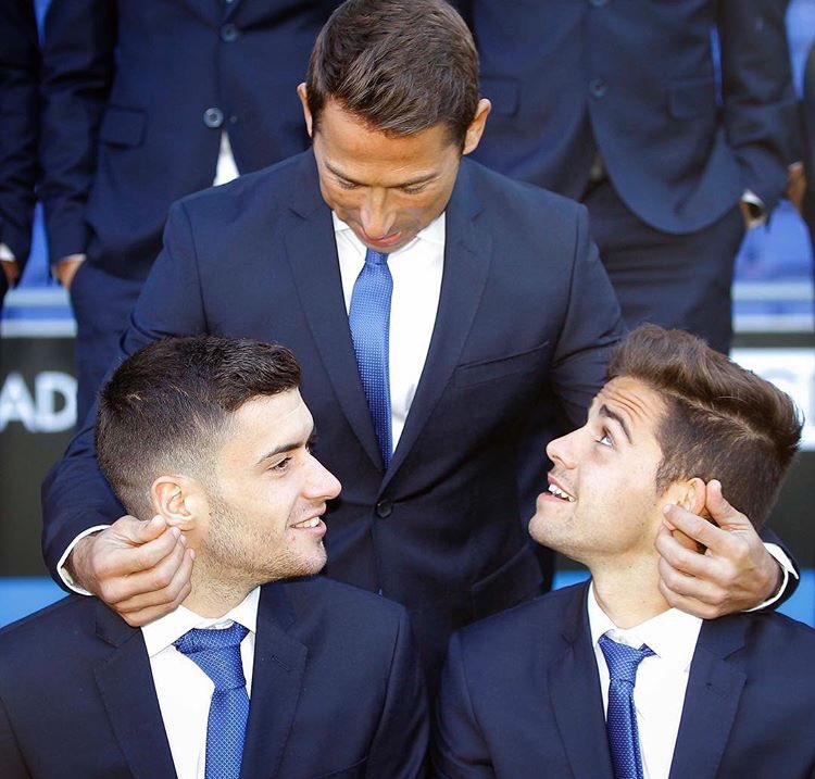 victorito13's tweet photo. Uffff fotaza... Historia viva del #rcde con dos de sus cachorros. Como me tranquiliza ver a #Tamudo en el staff técnico #corazonPerico https://t.co/t2qTmB4HRc