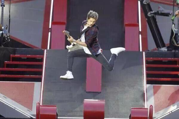 fandomehelp's tweet photo. I WANT TO SEE HIM JUMP LIKE HERE NIALLER WINS #MTVStarsNiallHoran https://t.co/9tGq65qr0n