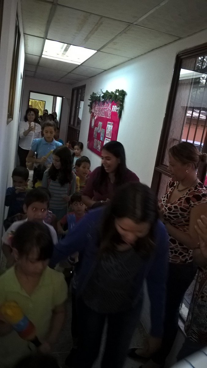 DGRRHHGuarico's tweet photo. visita de los niños cantores  a @DGRRHHGuarico alegrando la tarde navideña @TN_MGonzalez @jennymo12840 https://t.co/ydChUgPWyF