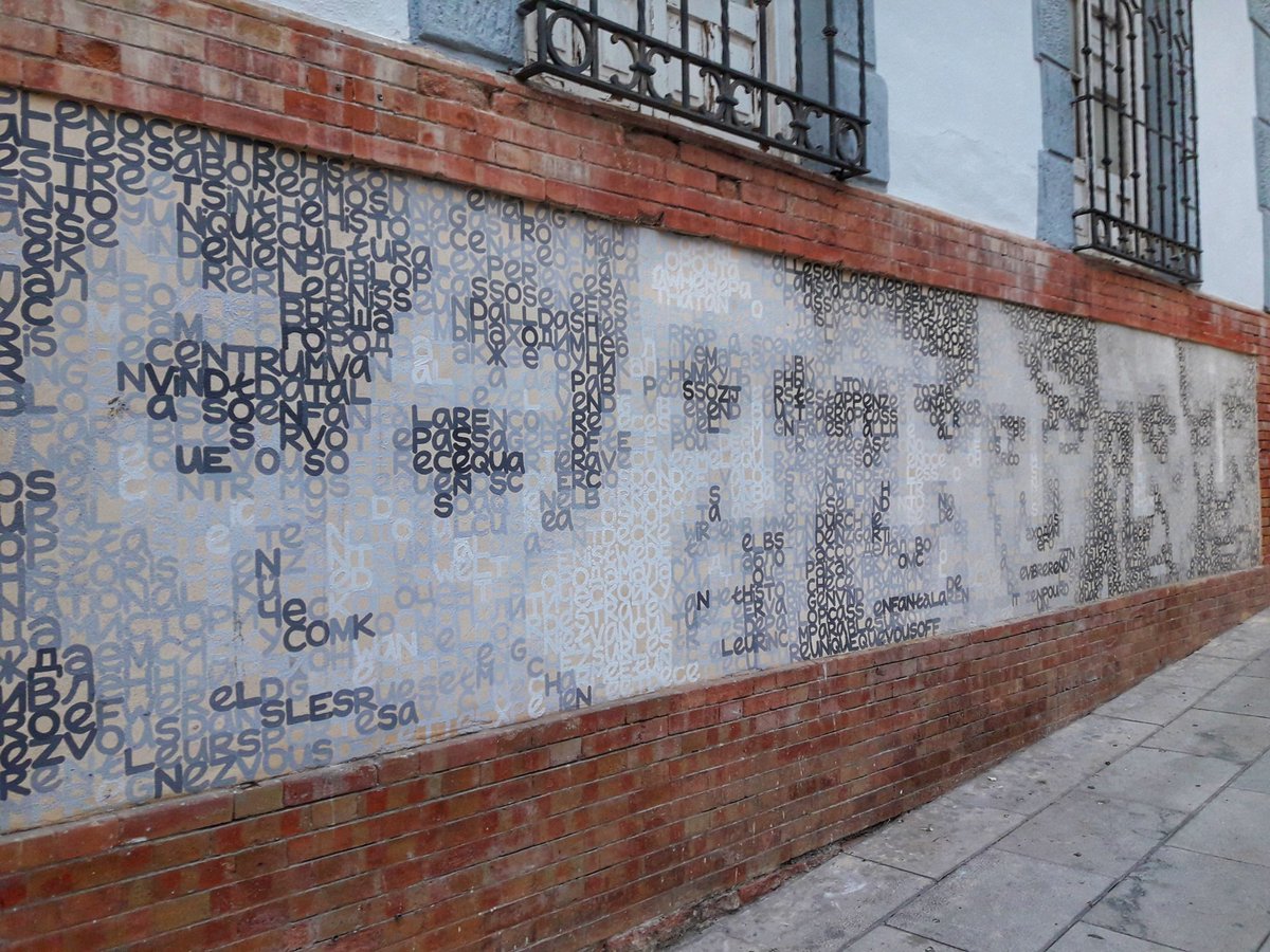 CarlosSerratoB's tweet photo. Otro rincón maravillo de #Malaga. Estas frases, en varios idiomas, conforman el rostro de #Picasso desde su juventud hasta su última época. https://t.co/5zgTvrfaBY