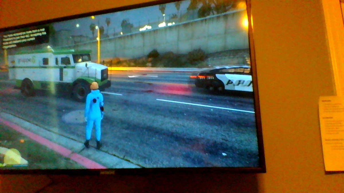 silent_foxxes's tweet photo. @MrBossFTW  this is crazy look to the left armored money truck https://t.co/TqcGUTPe98