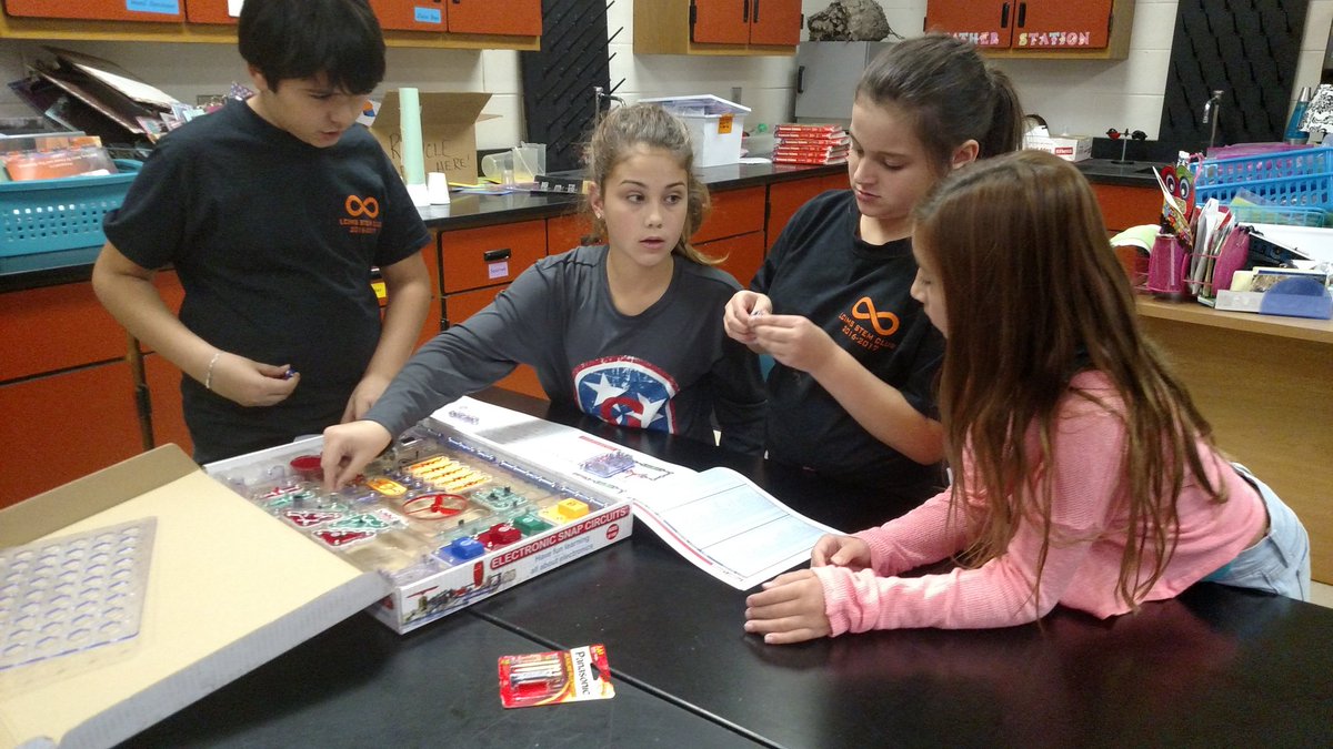 rachel_browder's tweet photo. How do circuits work-- STEM Club is finding out @lcimspanthers @LenoirCityTech https://t.co/TNDrBa9nMB