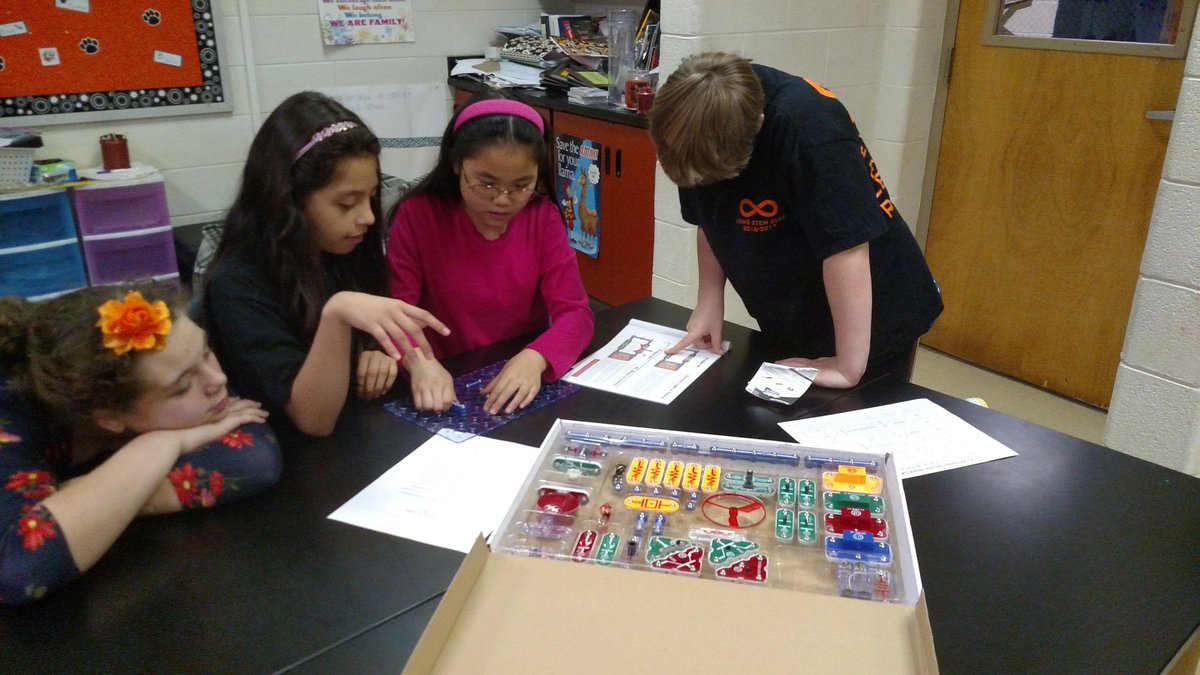 rachel_browder's tweet photo. How do circuits work-- STEM Club is finding out @lcimspanthers @LenoirCityTech https://t.co/TNDrBa9nMB