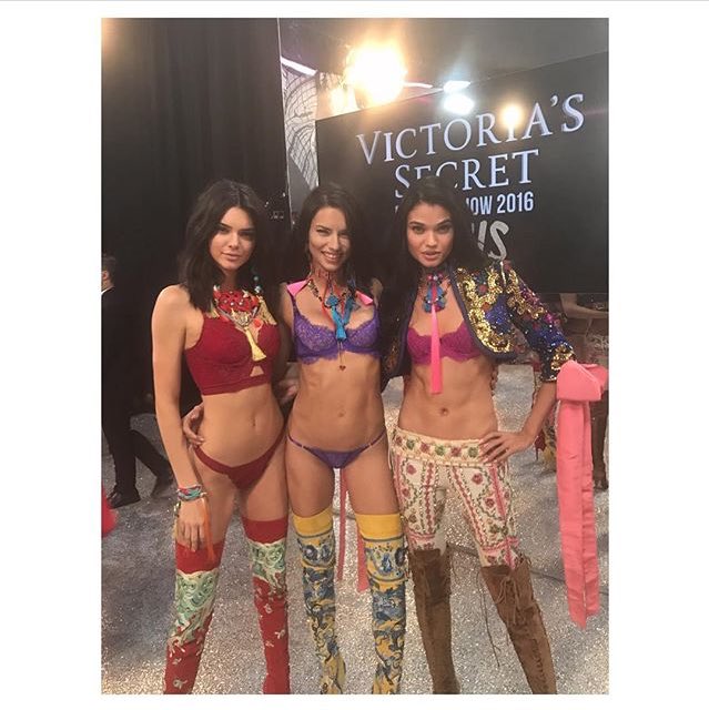 newsadrianalima's tweet photo. Adriana with Kendall and Daniela  #VSFashionShow https://t.co/EOEOuUwS6W