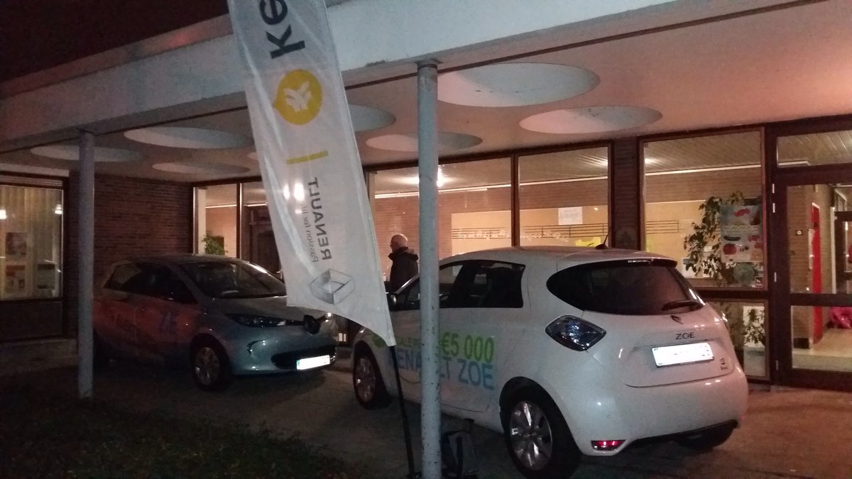 spa_skw's tweet photo. Hier staat hij dan de Elektrische auto voor groenere toekomst. Infosessies #SamenSterker met @IngaVerhaert in onze gemeente. #groepsaankoop https://t.co/oNqe4f63Us