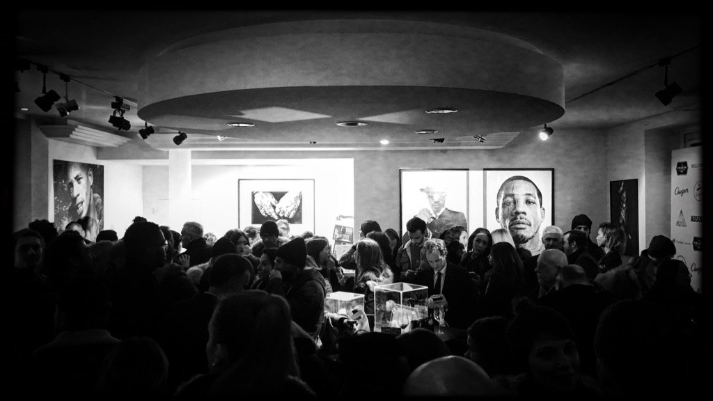 Monde de fou à la galerie @artcube_gallery l'expo #joyestarr #punkfunkhero fier d'y présenter ma photo @JoeyStarr