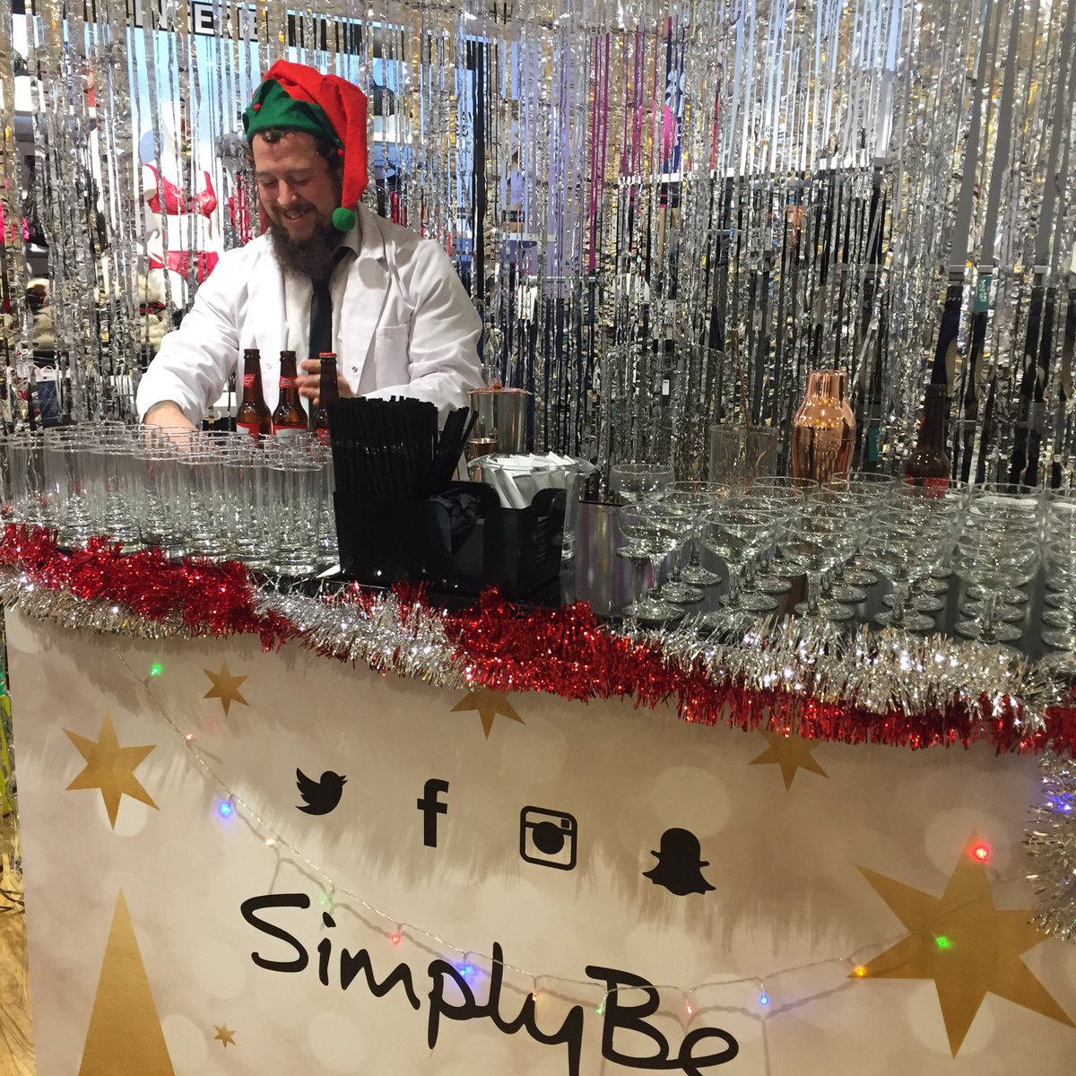 StyleMeCurvy's tweet photo. The @SimplyBeUK elf making Christmas cocktails at tonight's #SBstepout π
πΌβ¨ https://t.co/5b21O26wCD