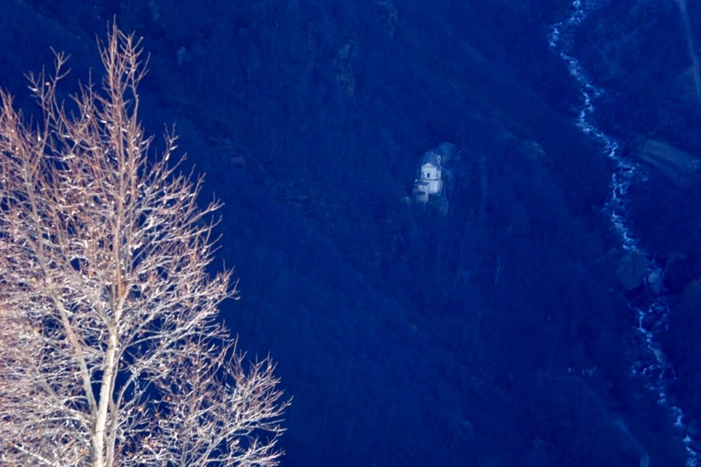 Il Santuario della Madonna Nera all'imbocco del Vallone di Sea #VallidiLanzo #Piemonte #AlpiGraie 
camoscibianchi.wordpress.com/2013/03/04/pae… @piemonte_is