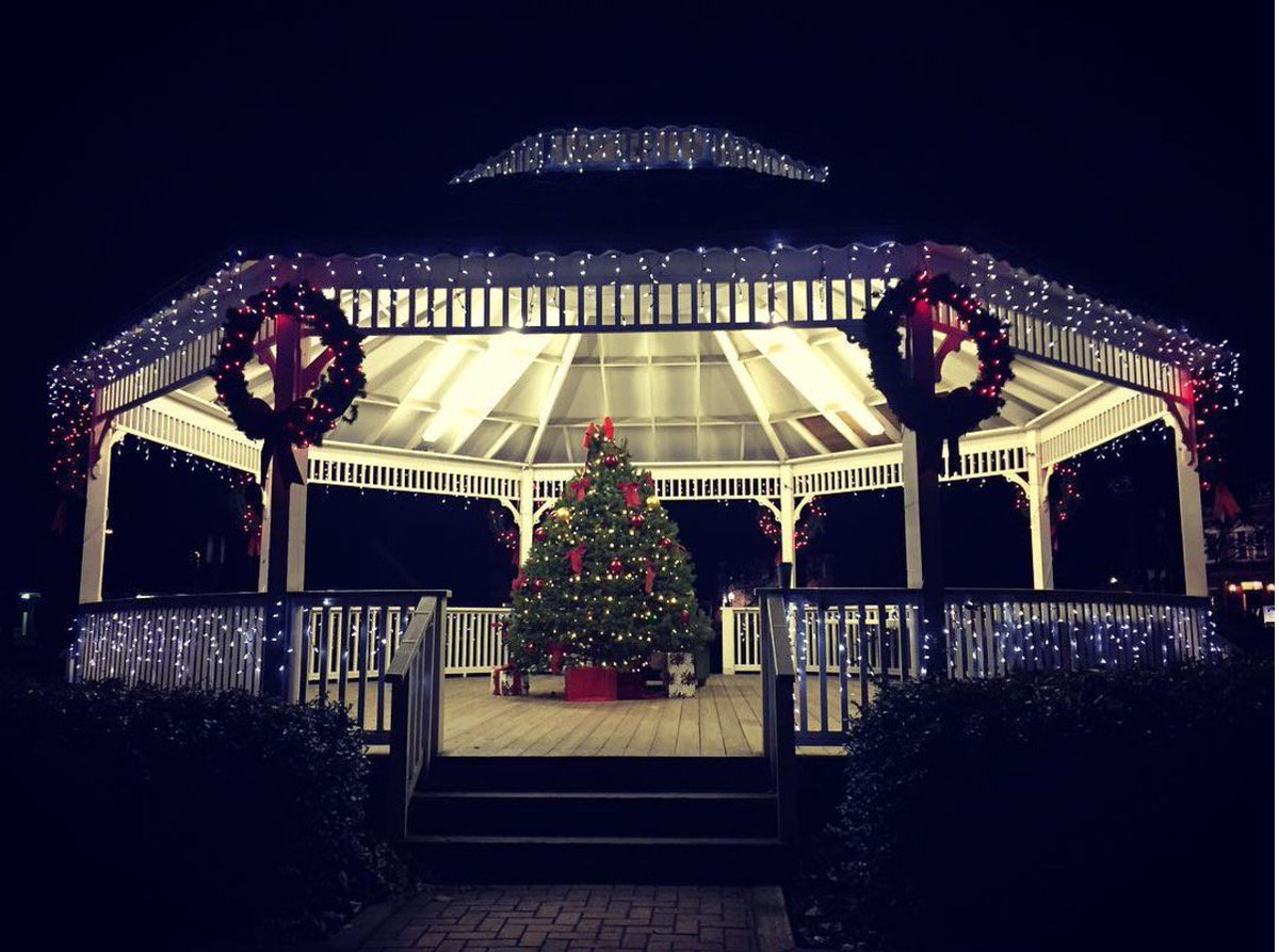 Ryan0Shea's tweet photo. The annual #Beaver Light-Up Festival was amazing once again! Recap - https://t.co/xbtVRT8rKU #BeaverCounty https://t.co/KzZvbTcwUG