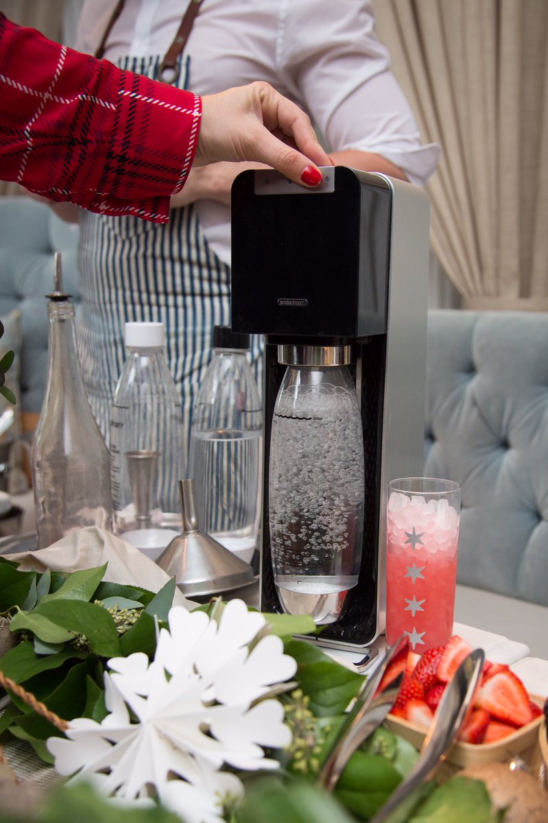 psimadethis's tweet photo. #tbt our favorite bubbly #holiDIY afternoon with @SodaStream_CA #ad https://t.co/gcJxYqZhmo