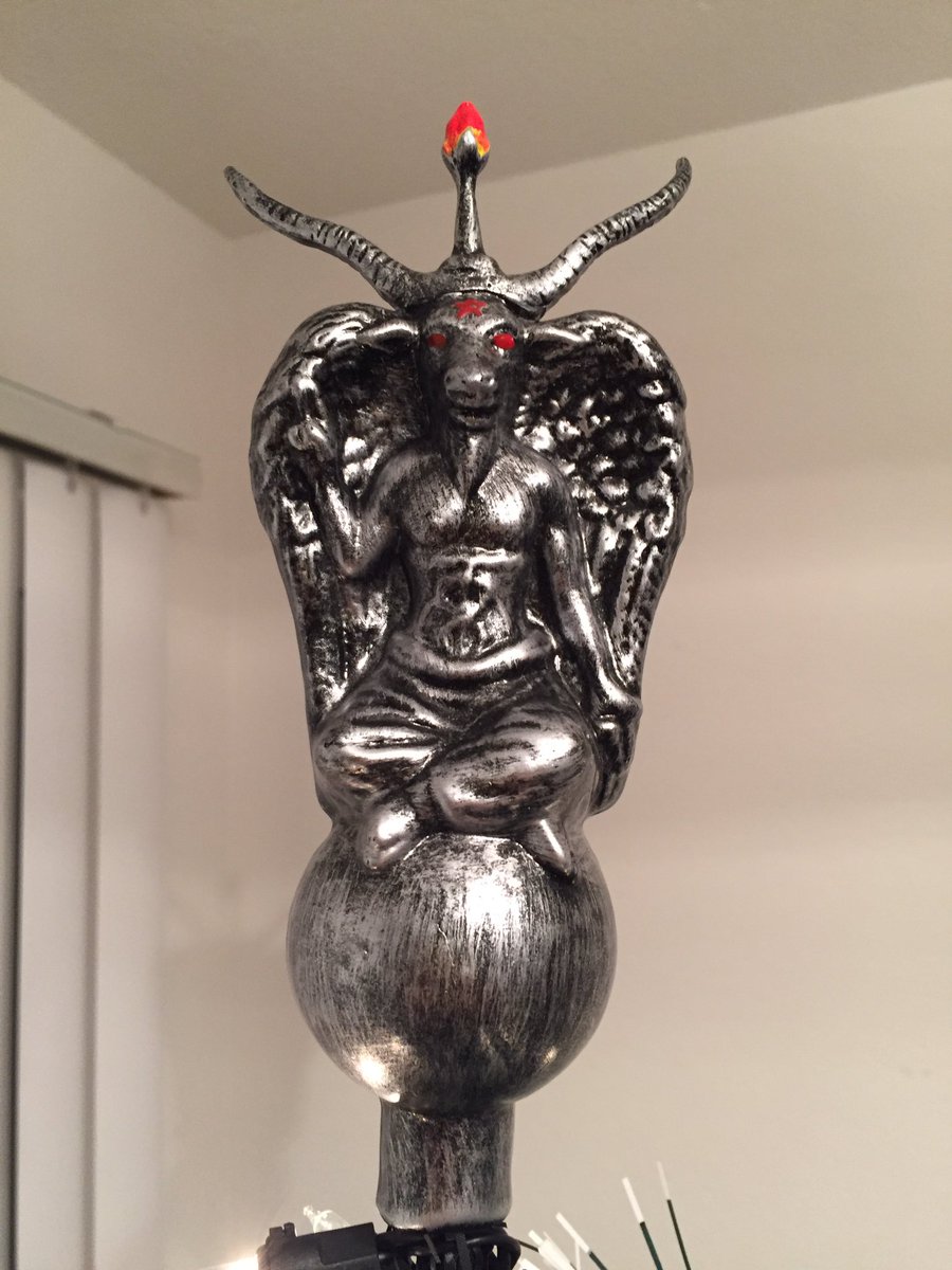 cuntnii's tweet photo. A goth Christmas. https://t.co/a4208um10T