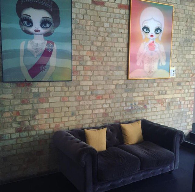 DesignFootnotes's tweet image. Exposed brick, velvet sofa, striking artwork... What&apos;s not to love! @SupercitySC #supercityaparthotels #londontravel