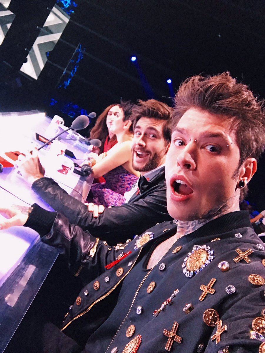Fedez's tweet photo. Noi siamo qua! Voi che facete? #XF10 https://t.co/LUR3JJLvpV