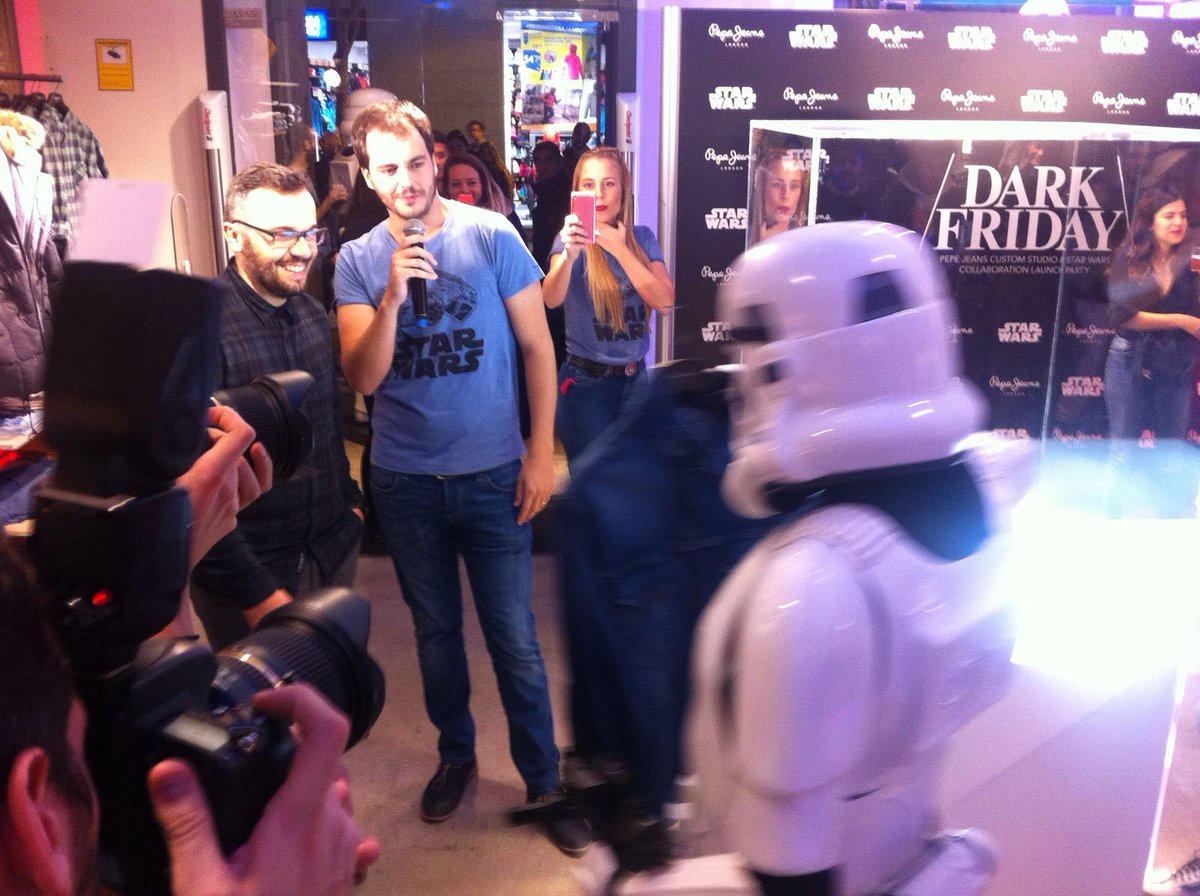 Frikimalismo's tweet photo. Y al final me llevé la #OneJacket de @PepeJeans_es y #StarWars. Y hasta me han dejado hablar 😊. ¡Muchas gracias! https://t.co/rG5IkXIrxT