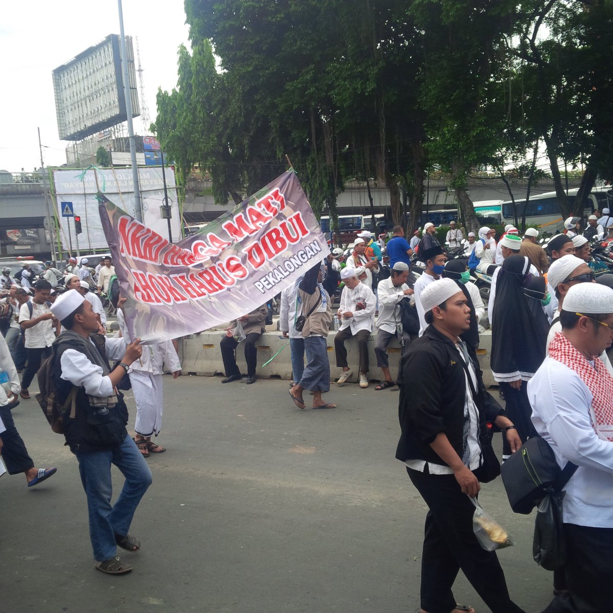antissusanto's tweet photo. #UmatBergerak212 TAKBIR!! #Superdamai212 https://t.co/0gYrzuusf0