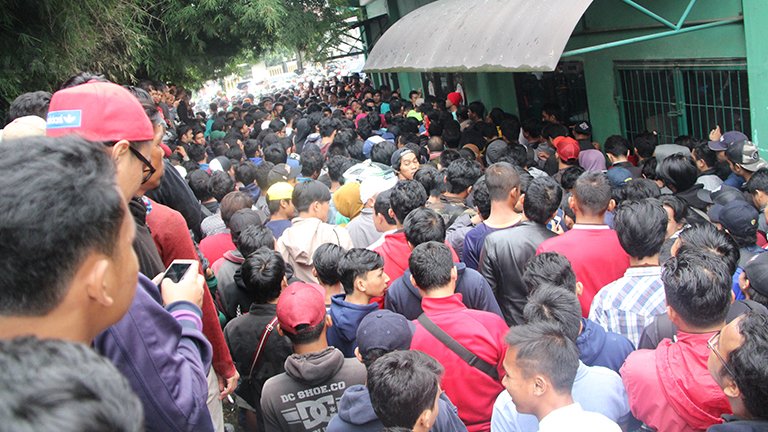 Antrian Membludak! Penjualan Tiket Timnas Di Stadion Persikabo Tak Jelas bolalob.com/read/43025/ant… #AFFCup2016