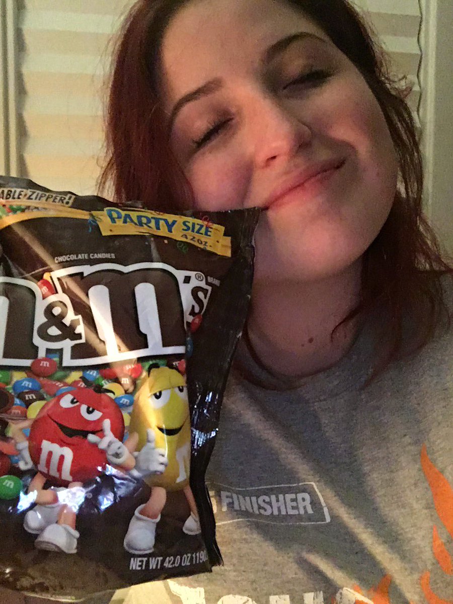 Bec_No02's tweet photo. What do you mean "don't eat the whole bag at 10:00pm?" #partySize #PartyOfOne 😛 https://t.co/F4sHHQ0BIc