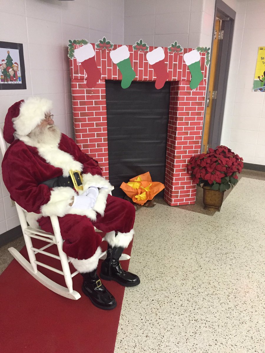 ElemTiger's tweet photo. Santa is in the building!! 🎅🏻@ElemTiger https://t.co/xDKyXUZ2gz